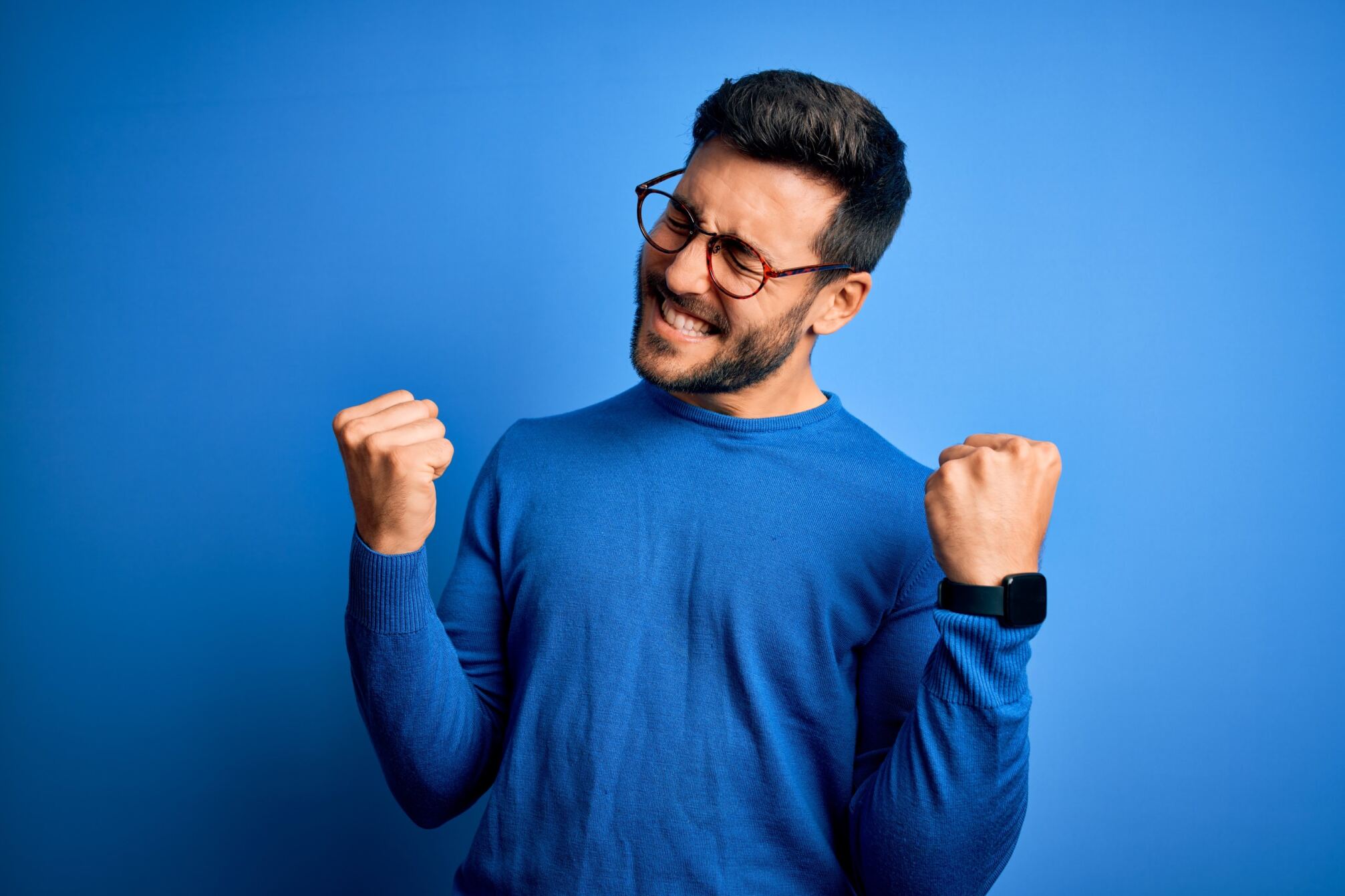 a man in blue worried about losing amazon buy box