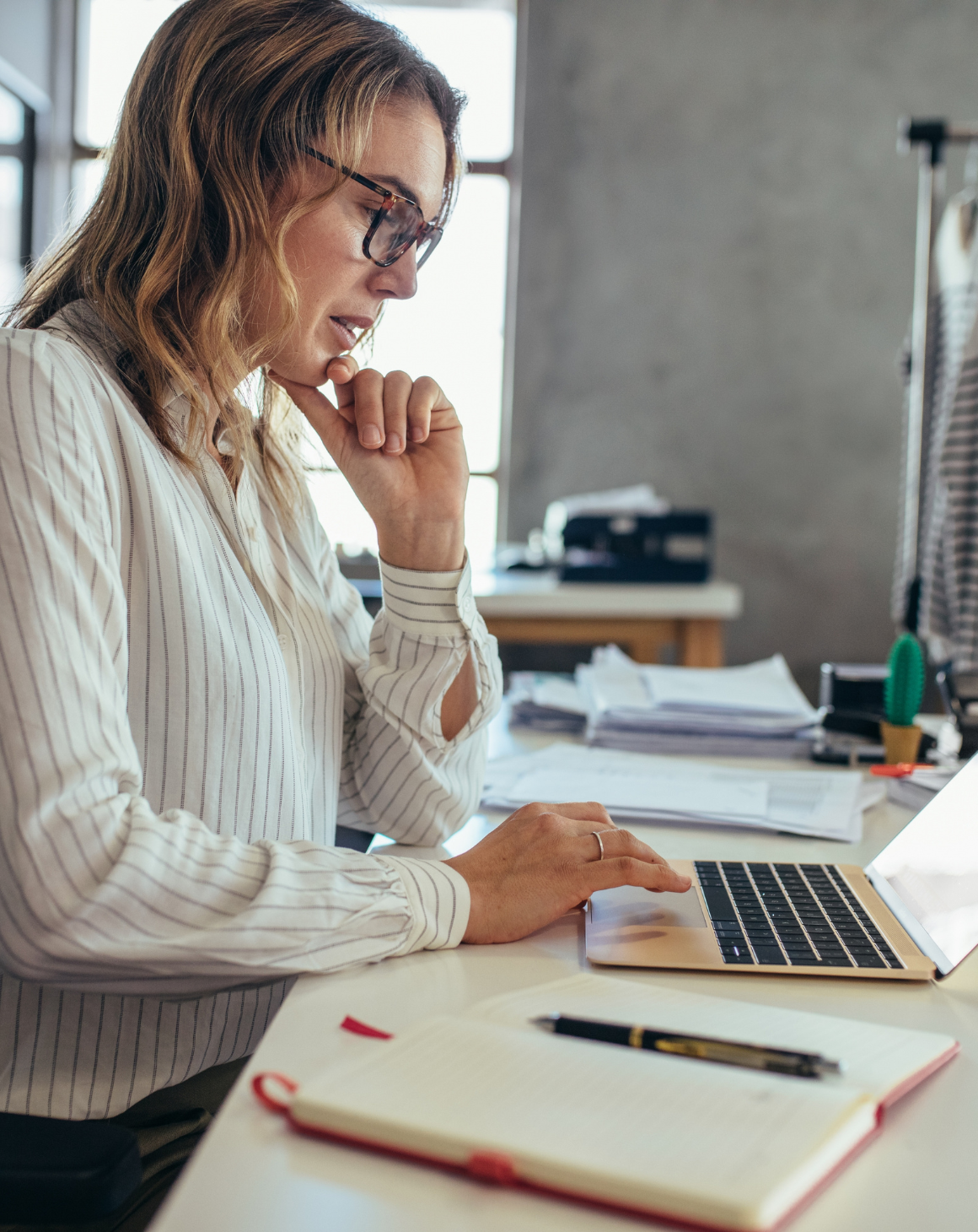 woman-on-computer-thinking